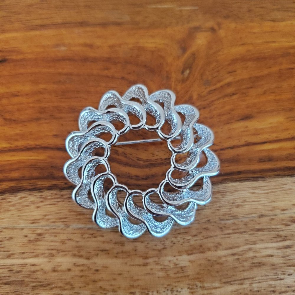 Vintage Beautiful Silver Toned Brooch